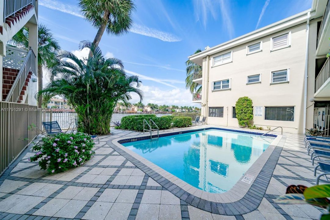 Recently Sold: $295,000 (2 beds, 2 baths, 1076 Square Feet)