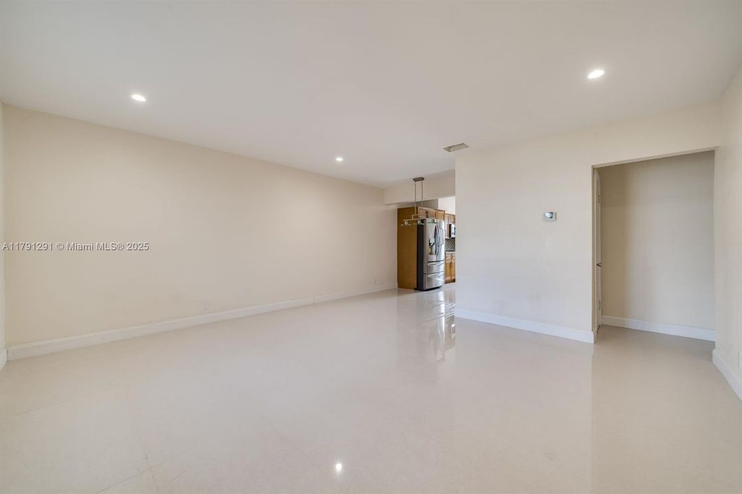 Recently Sold: $295,000 (2 beds, 2 baths, 1076 Square Feet)