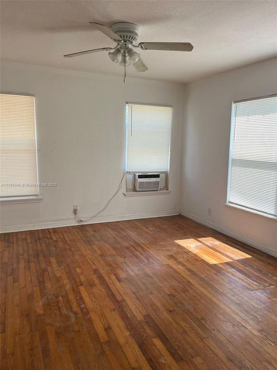 Recently Rented: $1,424 (1 beds, 1 baths, 900 Square Feet)