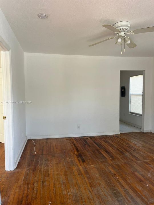 Recently Rented: $1,424 (1 beds, 1 baths, 900 Square Feet)