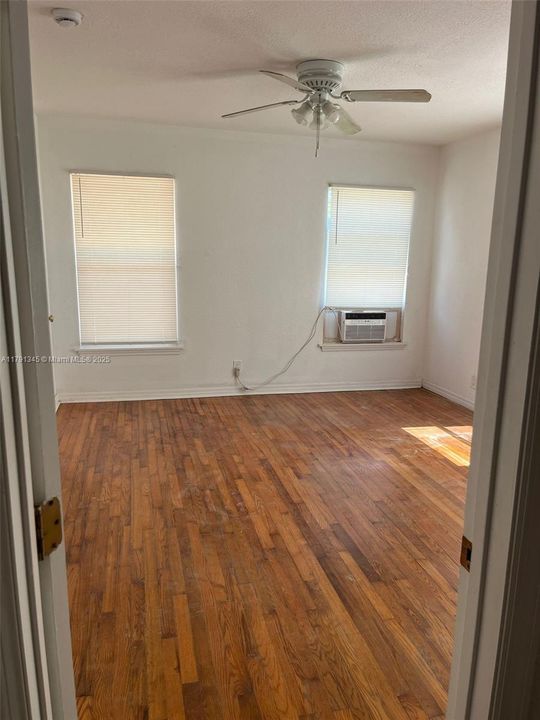 Recently Rented: $1,424 (1 beds, 1 baths, 900 Square Feet)