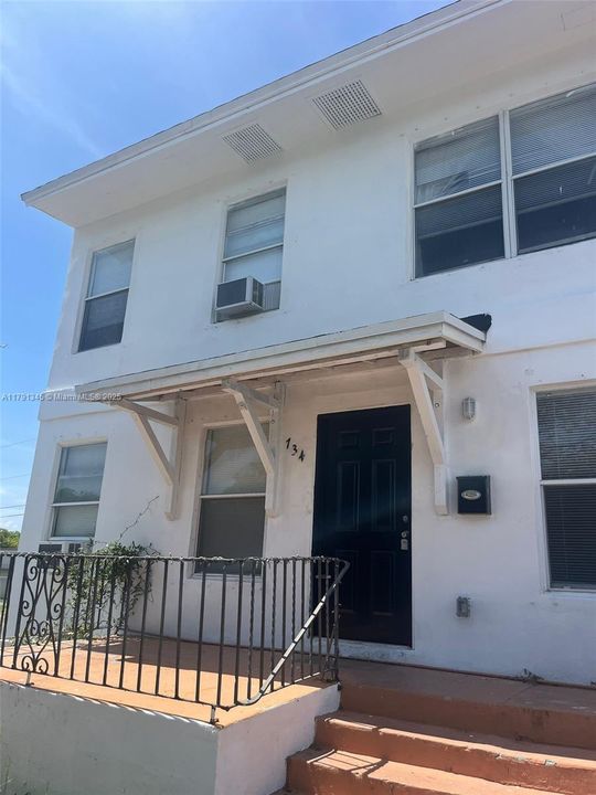 Recently Rented: $1,424 (1 beds, 1 baths, 900 Square Feet)