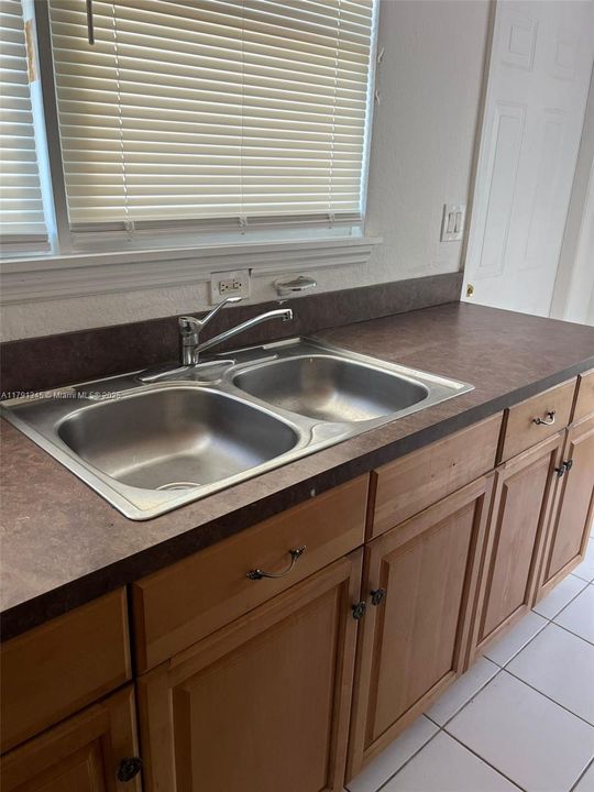 Recently Rented: $1,424 (1 beds, 1 baths, 900 Square Feet)