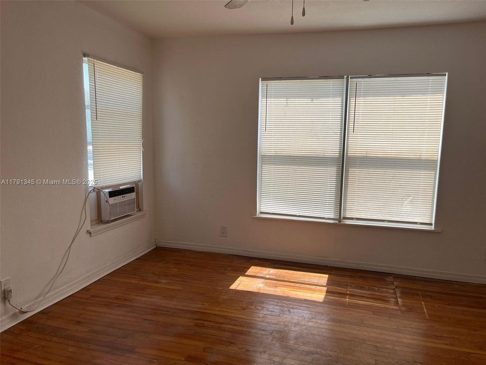 Recently Rented: $1,424 (1 beds, 1 baths, 900 Square Feet)