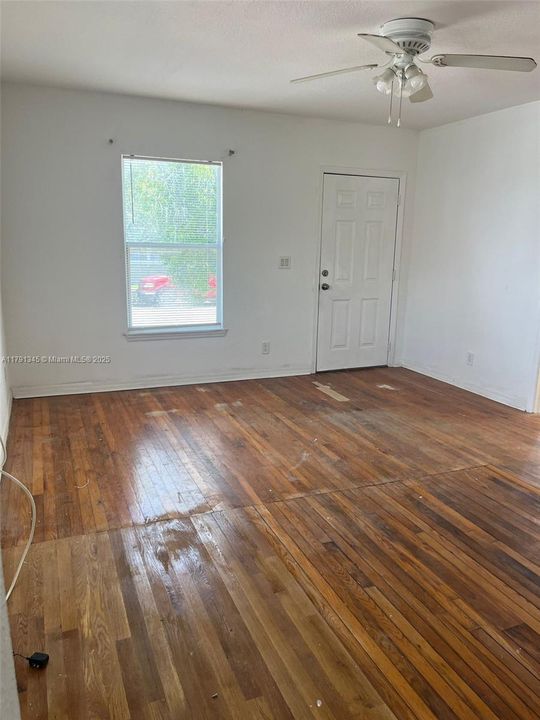 Recently Rented: $1,424 (1 beds, 1 baths, 900 Square Feet)
