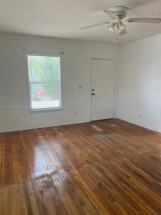 Recently Rented: $1,424 (1 beds, 1 baths, 900 Square Feet)