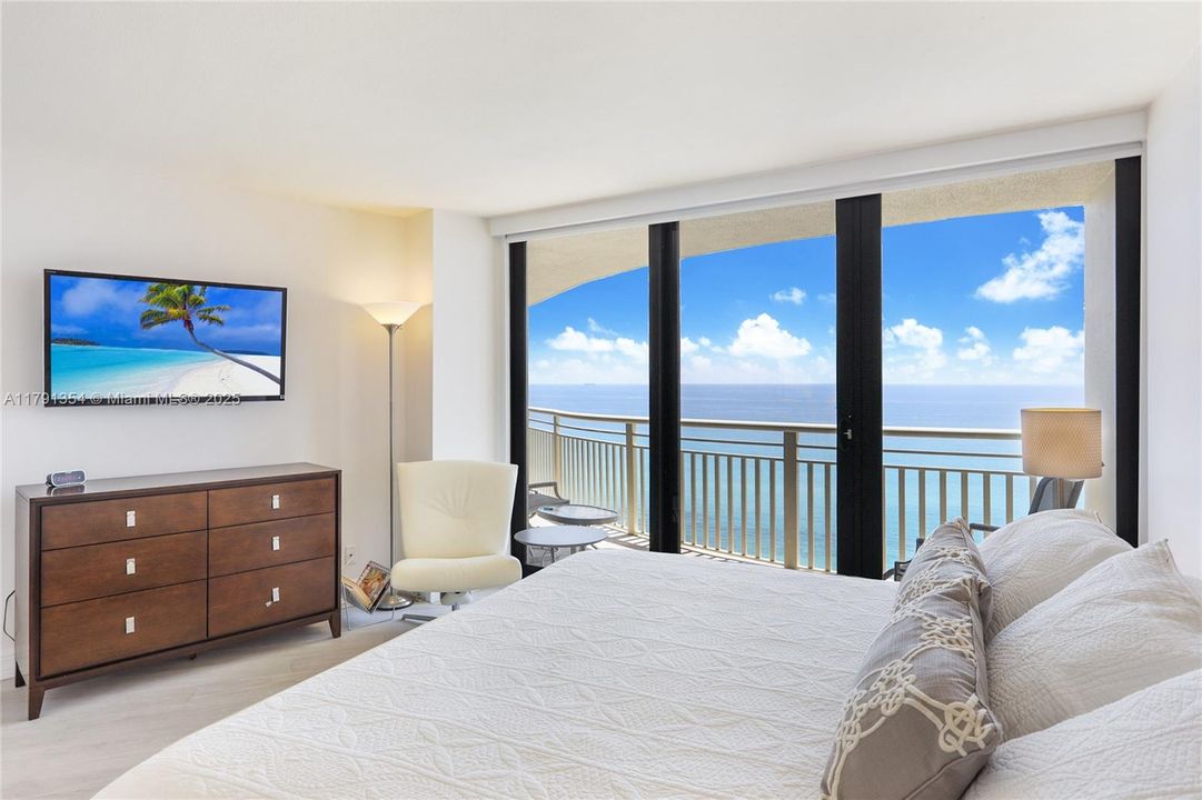 Activo con contrato: $9,000 (2 camas, 2 baños, 1381 Pies cuadrados)