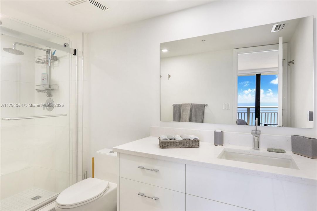 Activo con contrato: $9,000 (2 camas, 2 baños, 1381 Pies cuadrados)