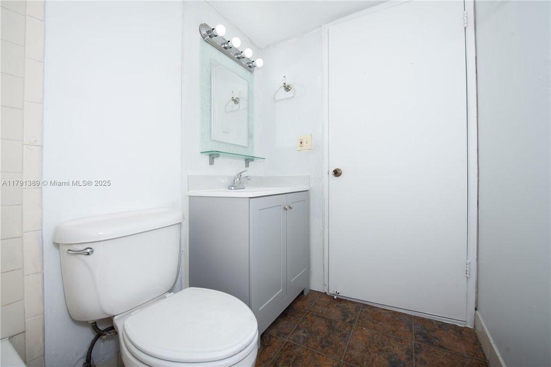 En Venta: $335,000 (2 camas, 2 baños, 899 Pies cuadrados)