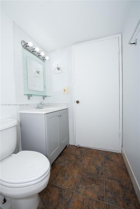En Venta: $335,000 (2 camas, 2 baños, 899 Pies cuadrados)