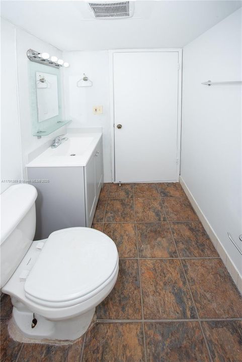 En Venta: $335,000 (2 camas, 2 baños, 899 Pies cuadrados)