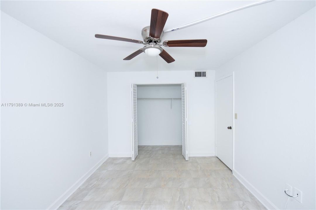 En Venta: $335,000 (2 camas, 2 baños, 899 Pies cuadrados)