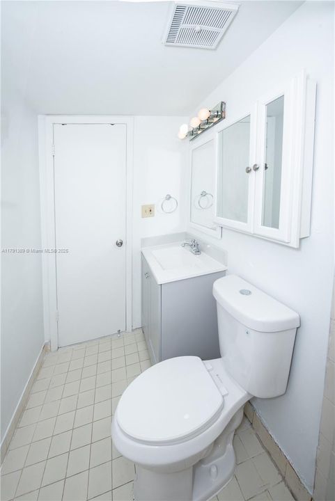 En Venta: $335,000 (2 camas, 2 baños, 899 Pies cuadrados)