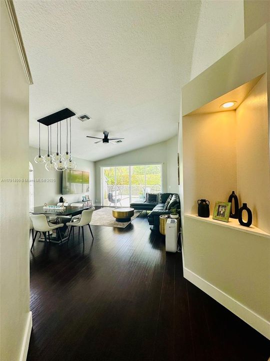 最近售出: $748,995 (3 贝兹, 2 浴室, 1609 平方英尺)