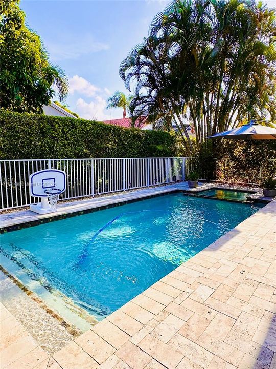 最近售出: $748,995 (3 贝兹, 2 浴室, 1609 平方英尺)