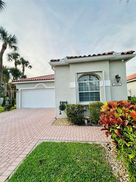 最近售出: $748,995 (3 贝兹, 2 浴室, 1609 平方英尺)