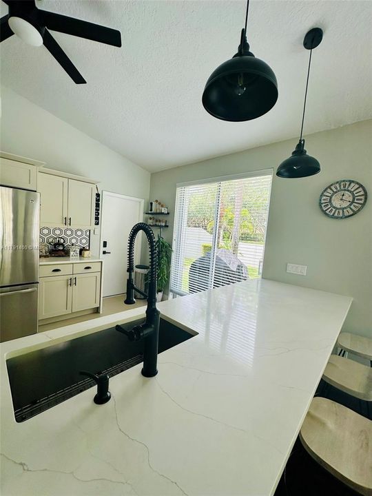 最近售出: $748,995 (3 贝兹, 2 浴室, 1609 平方英尺)