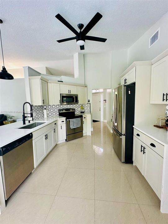 最近售出: $748,995 (3 贝兹, 2 浴室, 1609 平方英尺)