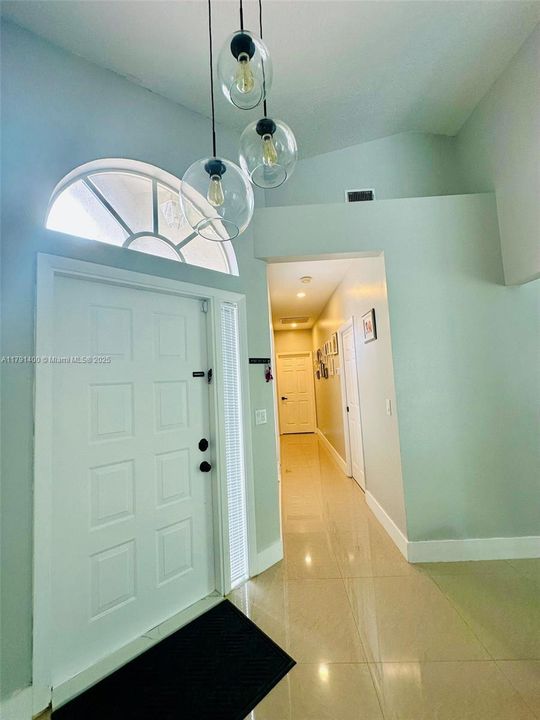 最近售出: $748,995 (3 贝兹, 2 浴室, 1609 平方英尺)