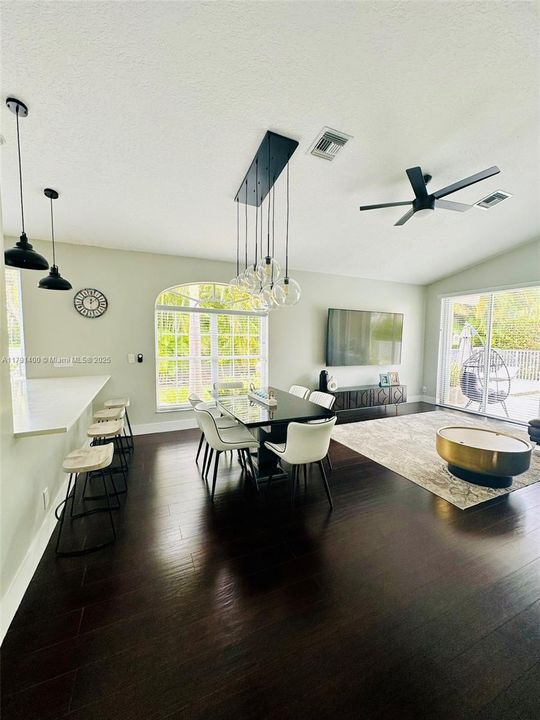 最近售出: $748,995 (3 贝兹, 2 浴室, 1609 平方英尺)