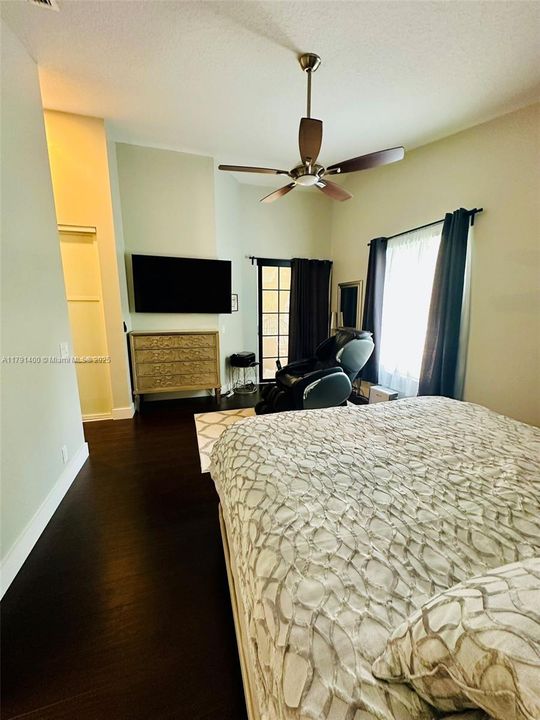 最近售出: $748,995 (3 贝兹, 2 浴室, 1609 平方英尺)