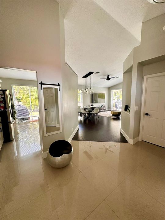 最近售出: $748,995 (3 贝兹, 2 浴室, 1609 平方英尺)