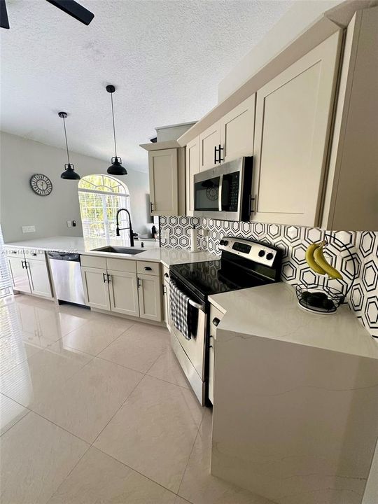 最近售出: $748,995 (3 贝兹, 2 浴室, 1609 平方英尺)