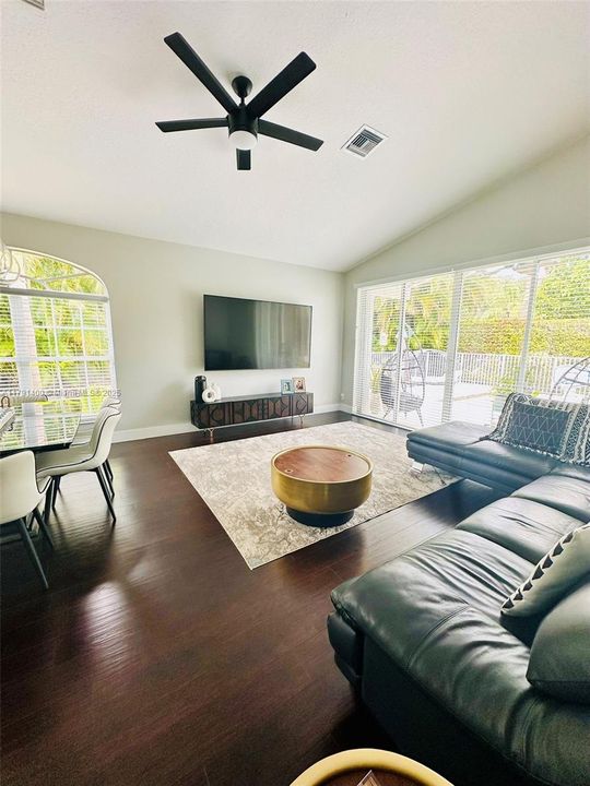 最近售出: $748,995 (3 贝兹, 2 浴室, 1609 平方英尺)