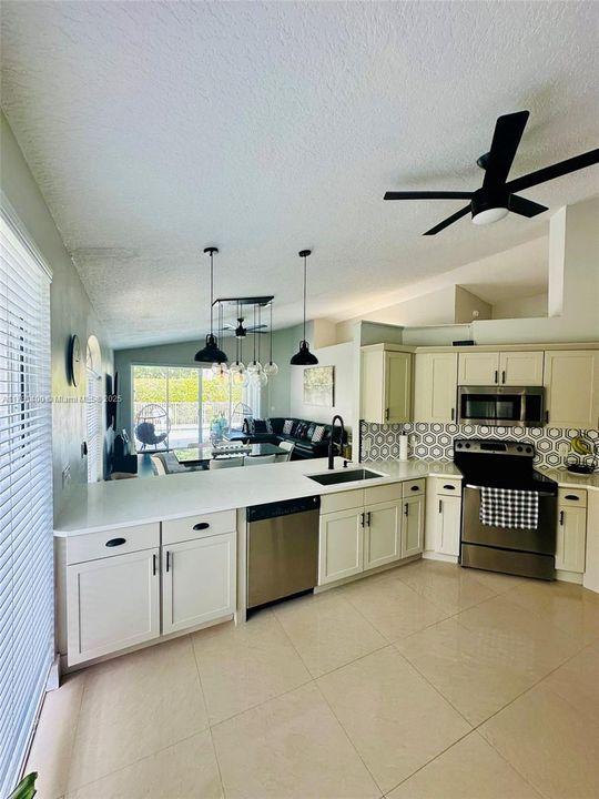 最近售出: $748,995 (3 贝兹, 2 浴室, 1609 平方英尺)