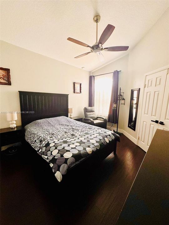 最近售出: $748,995 (3 贝兹, 2 浴室, 1609 平方英尺)