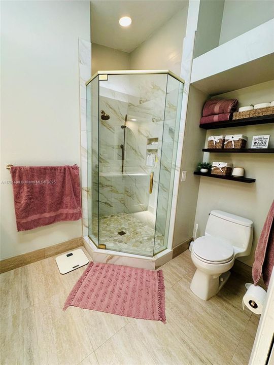 最近售出: $748,995 (3 贝兹, 2 浴室, 1609 平方英尺)