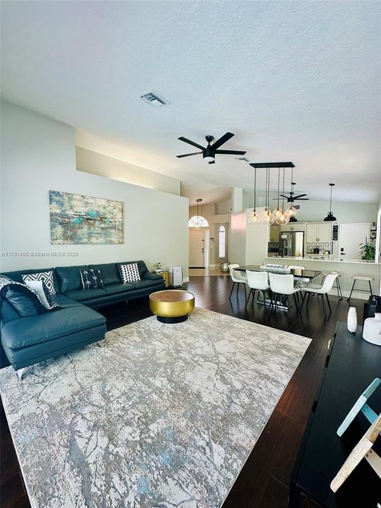 最近售出: $748,995 (3 贝兹, 2 浴室, 1609 平方英尺)