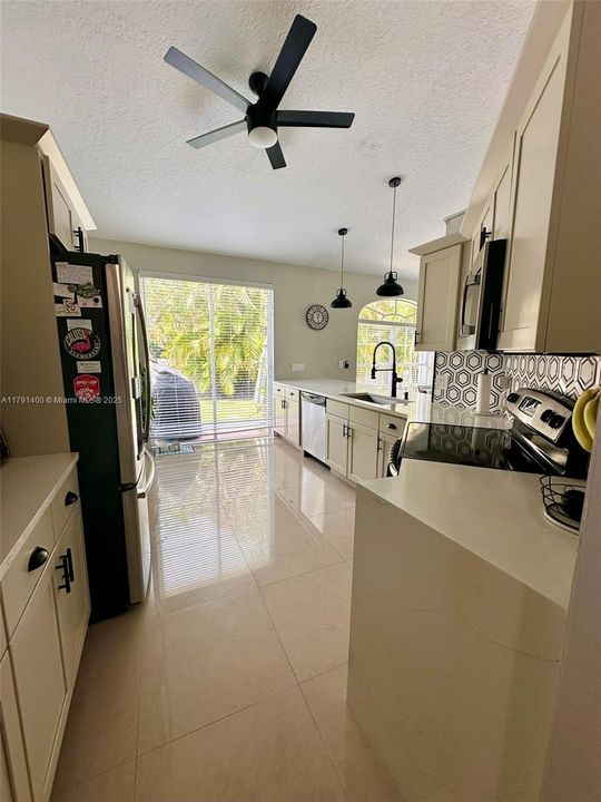 最近售出: $748,995 (3 贝兹, 2 浴室, 1609 平方英尺)