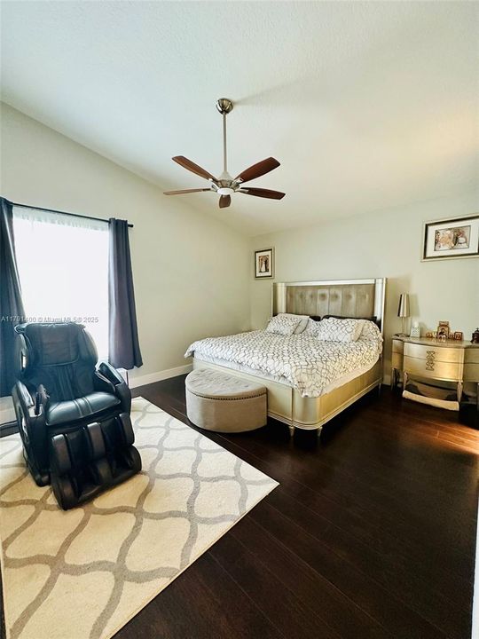 最近售出: $748,995 (3 贝兹, 2 浴室, 1609 平方英尺)