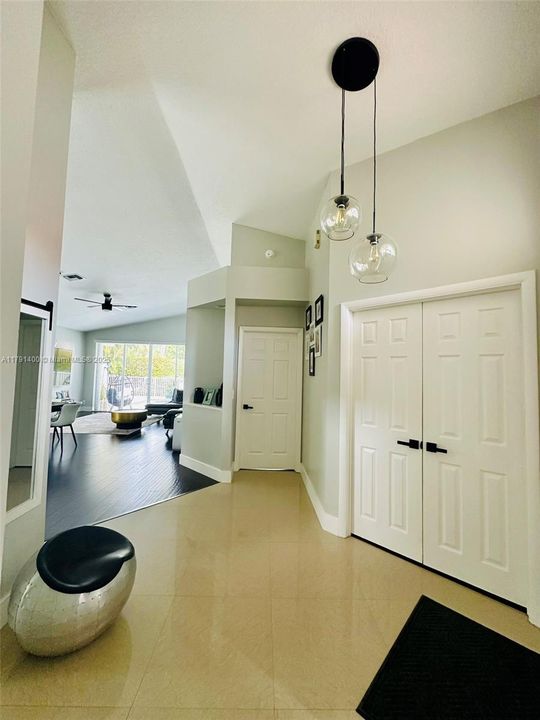 最近售出: $748,995 (3 贝兹, 2 浴室, 1609 平方英尺)