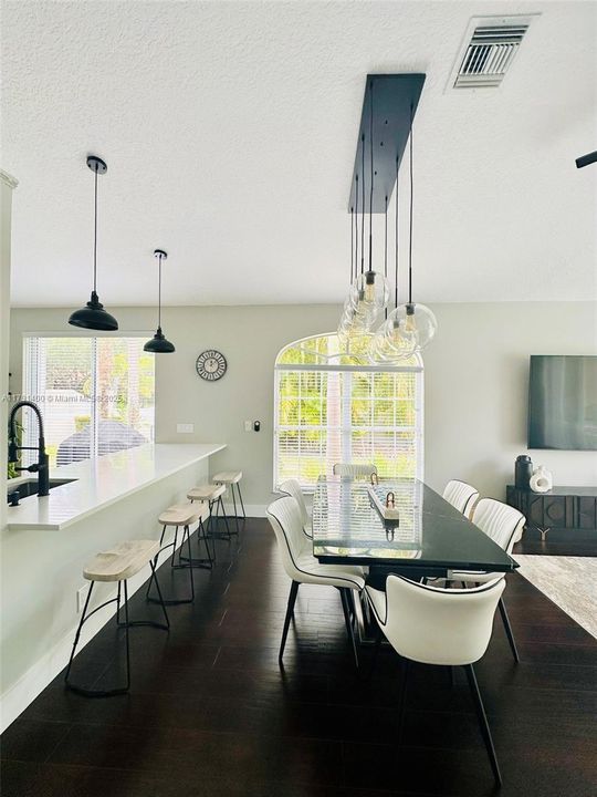 最近售出: $748,995 (3 贝兹, 2 浴室, 1609 平方英尺)