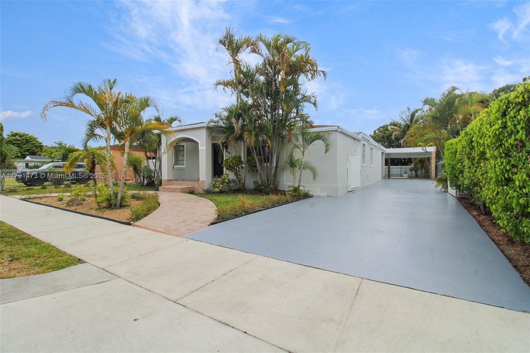 Large parking area room for a boat.