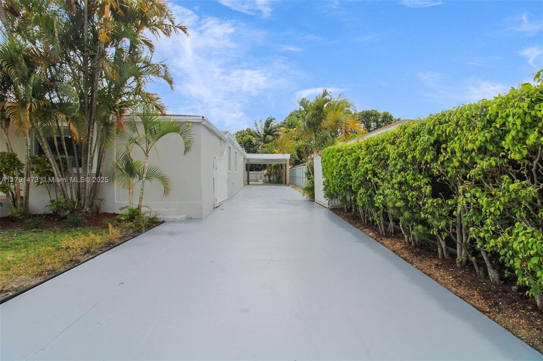 Just newly painted parking private gate room for boat.