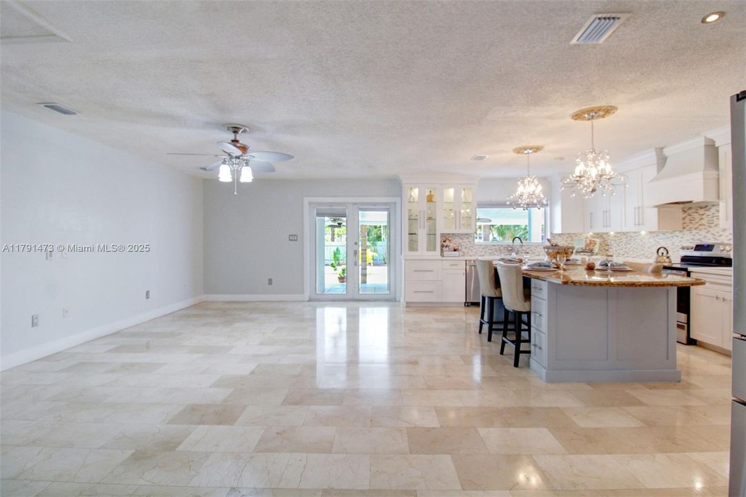 Recientemente alquilado: $4,700 (3 camas, 2 baños, 2127 Pies cuadrados)