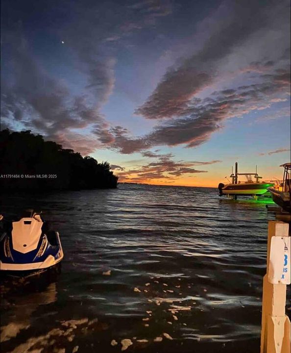 На продажу: $335,000 (0.03 acres)