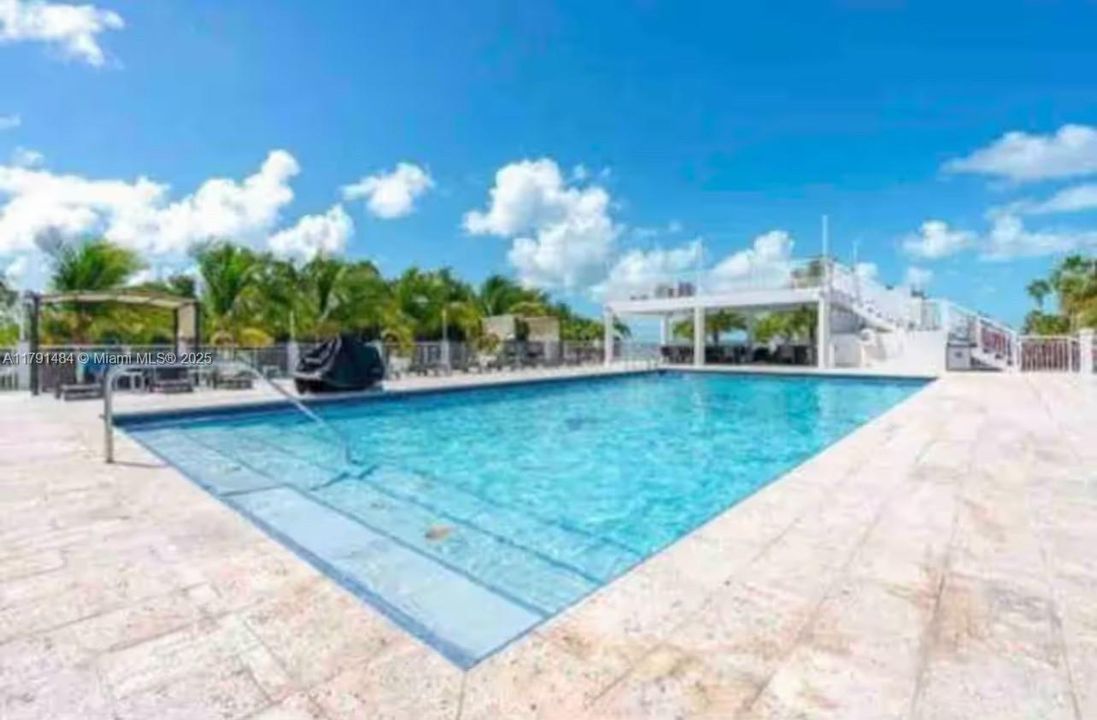 На продажу: $335,000 (0.03 acres)