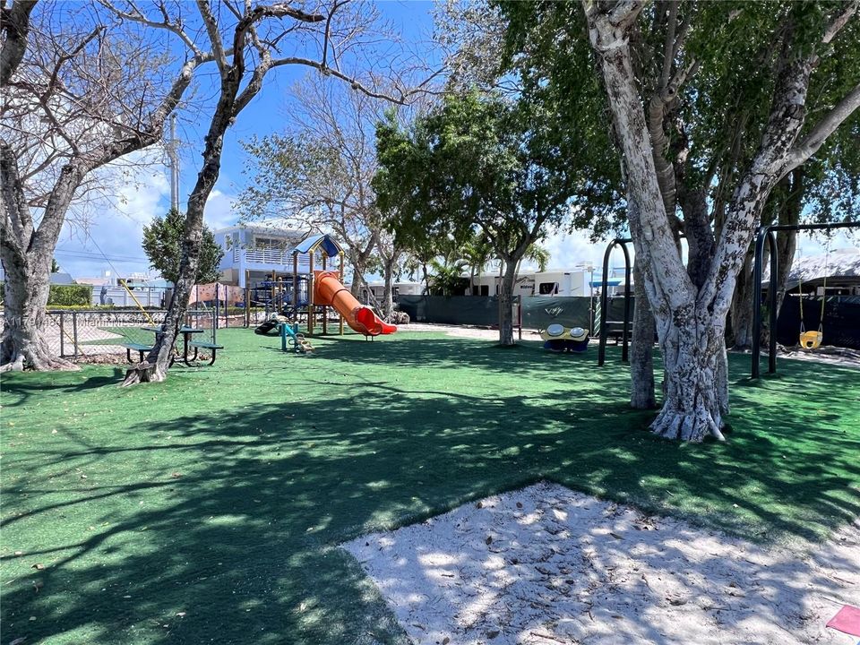 На продажу: $335,000 (0.03 acres)