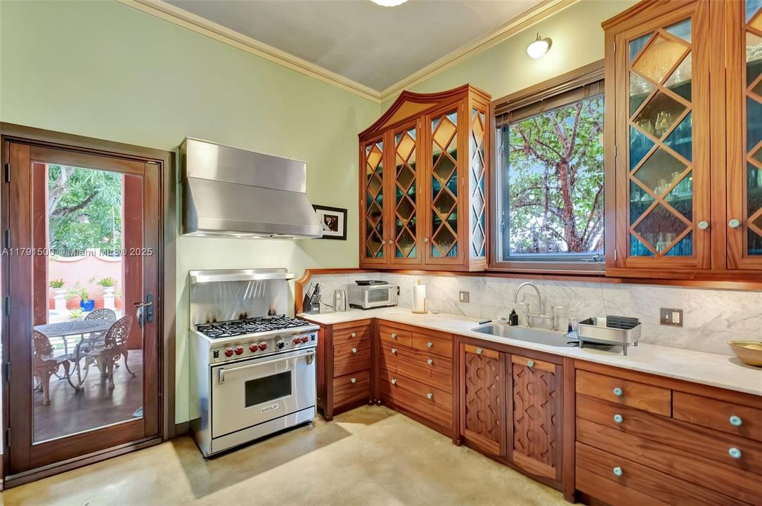 Vendido Recientemente: $2,790,000 (4 camas, 3 baños, 3334 Pies cuadrados)