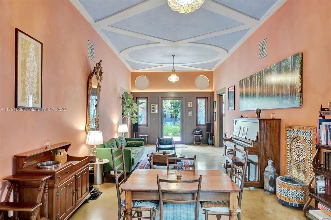 Vendido Recientemente: $2,790,000 (4 camas, 3 baños, 3334 Pies cuadrados)