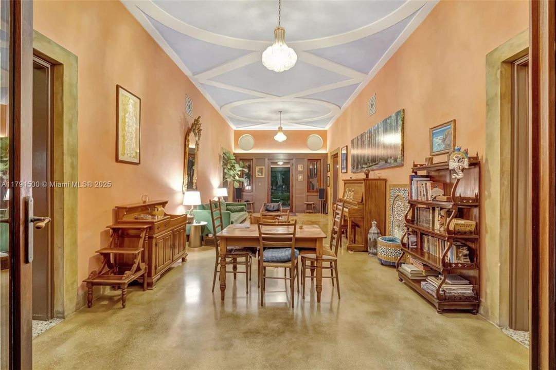 Vendido Recientemente: $2,790,000 (4 camas, 3 baños, 3334 Pies cuadrados)