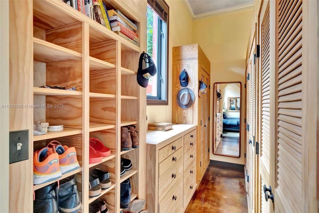 Vendido Recientemente: $2,790,000 (4 camas, 3 baños, 3334 Pies cuadrados)