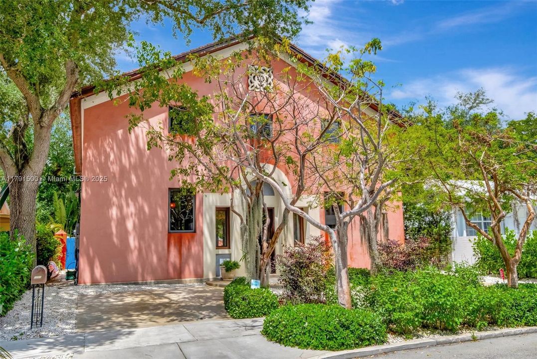 Vendido Recientemente: $2,790,000 (4 camas, 3 baños, 3334 Pies cuadrados)