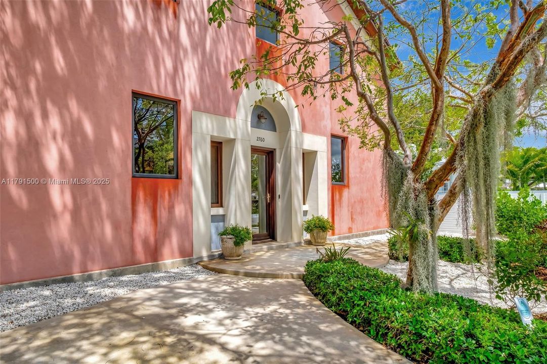 Vendido Recientemente: $2,790,000 (4 camas, 3 baños, 3334 Pies cuadrados)