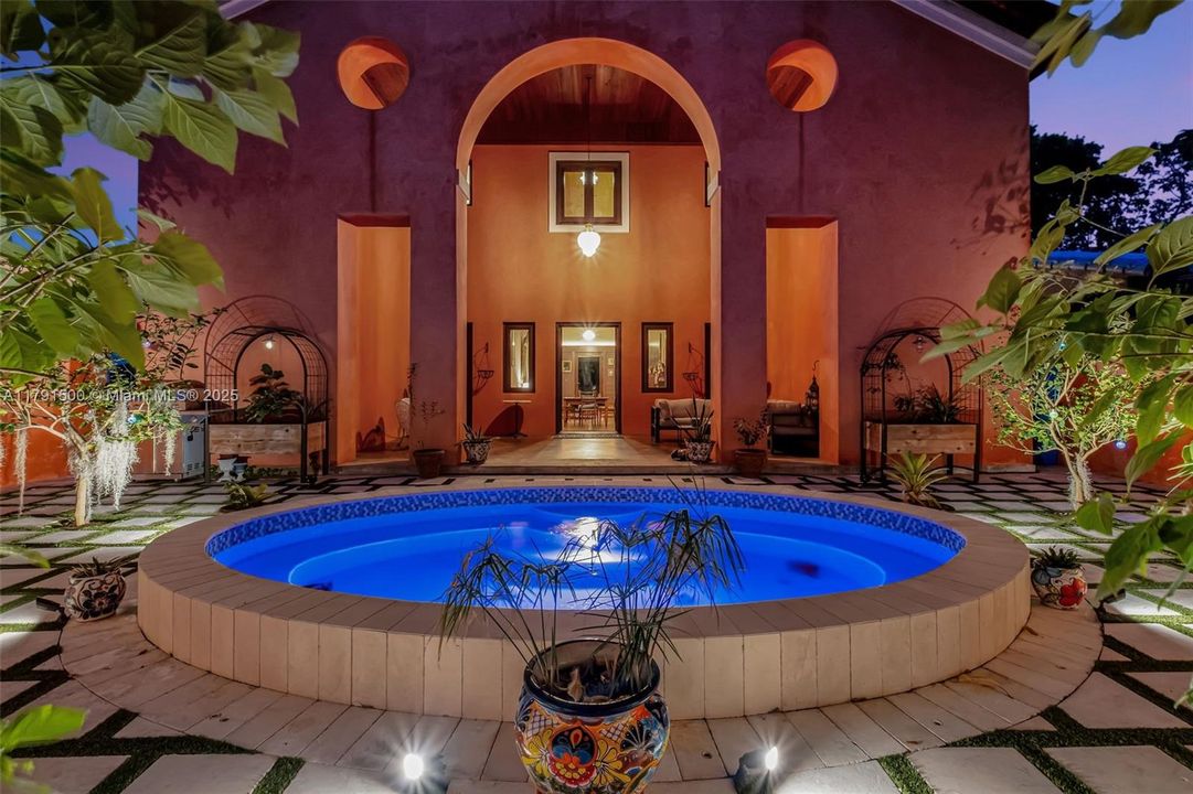 Vendido Recientemente: $2,790,000 (4 camas, 3 baños, 3334 Pies cuadrados)