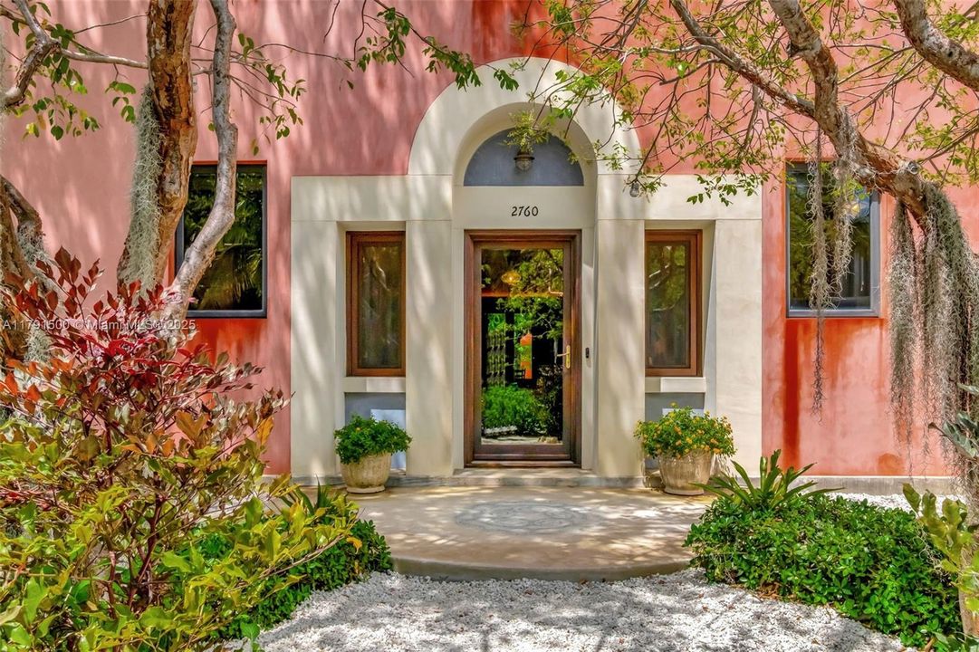 Vendido Recientemente: $2,790,000 (4 camas, 3 baños, 3334 Pies cuadrados)